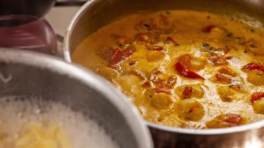 Makarna ve sos pişiriyorum.