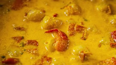 3 numaralı sosu kaynatın.