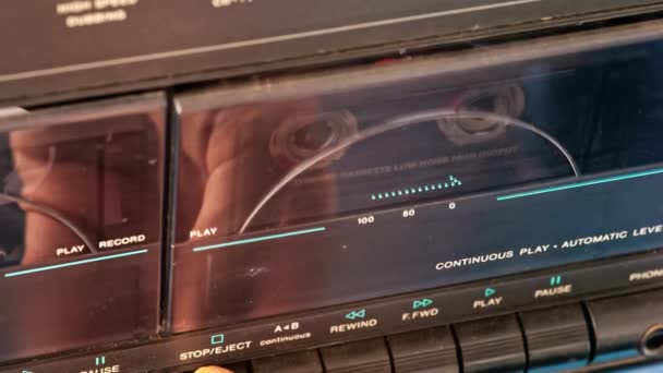 Schalten Sie die Musikkassette auf die alte Stereoanlage — Stockvideo