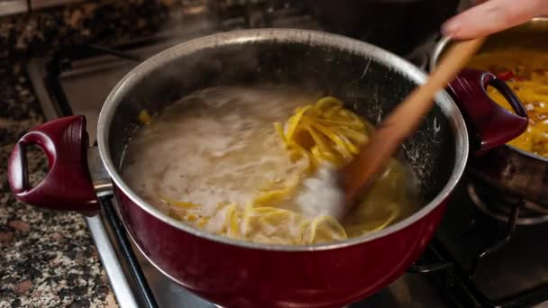 Roer de pasta in de pot — Stockvideo