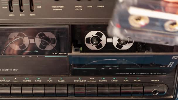 Insertar música cassette detalle 3 — Vídeos de Stock