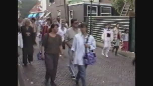 Holland 1989, Pessoas andando na rua Amsterdam 3 — Vídeo de Stock