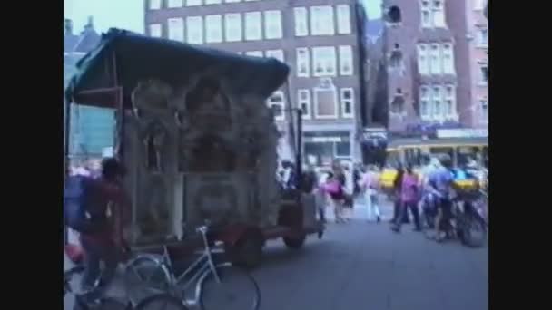 荷兰，1989年，人们漫步在阿姆斯特丹的街道上 — 图库视频影像