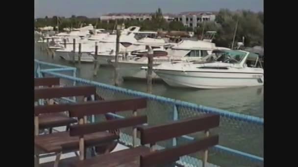 Italien 1988, Båtar förtöjda på stranden av Po floden 4 — Stockvideo