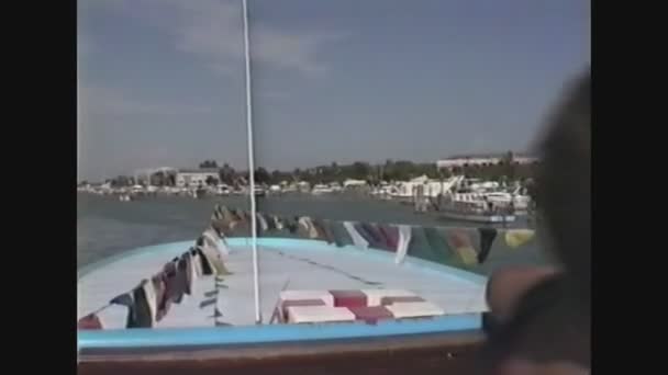 Italien 1988, Båt segel på floden po 2 — Stockvideo