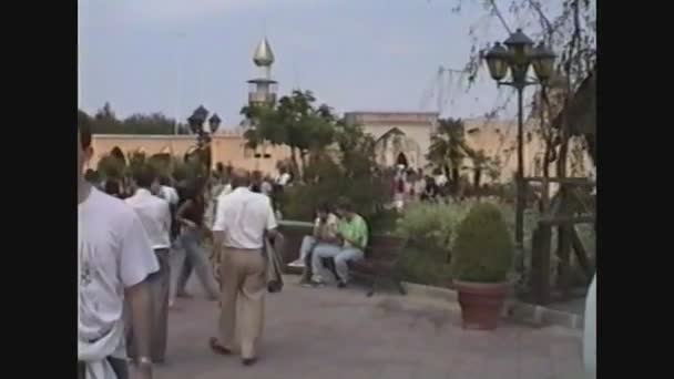 Itália 1989, Pessoas dentro do parque de diversões Gardaland na Itália 7 — Vídeo de Stock