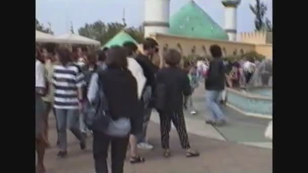 Itália 1989, Pessoas dentro do parque de diversões Gardaland na Itália 8 — Vídeo de Stock