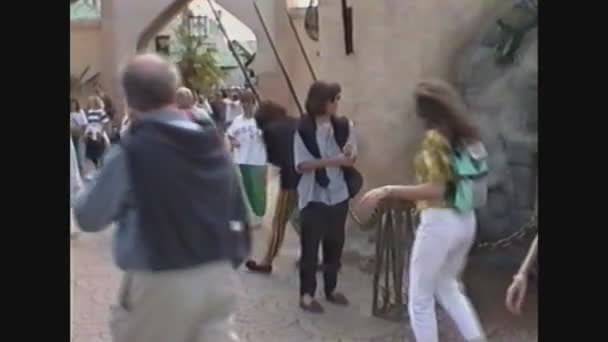 Itália 1989, Pessoas dentro do parque de diversões Gardaland na Itália 9 — Vídeo de Stock