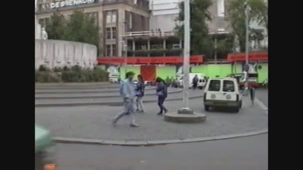 Holanda 1989, Amsterdam calle con tráfico de personas 3 — Vídeos de Stock