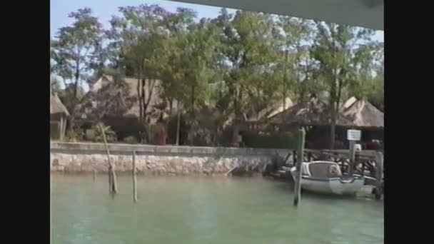 Itálie 1988, Lodě kotvící na březích řeky Po 3 — Stock video