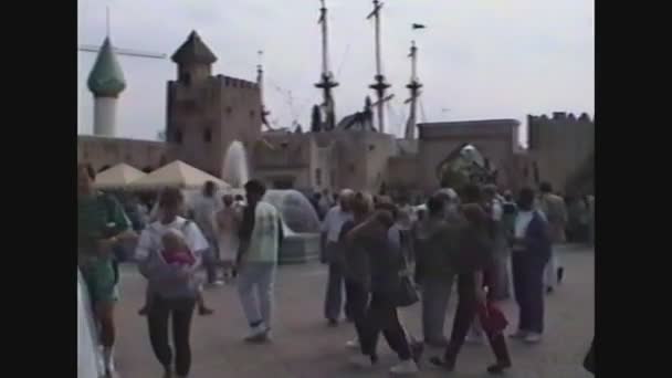 イタリア1989,イタリアのガーデランド遊園地内の人々 11 — ストック動画