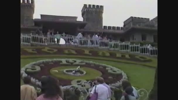 Itália 1989, Pessoas dentro do parque de diversões Gardaland em Itália — Vídeo de Stock