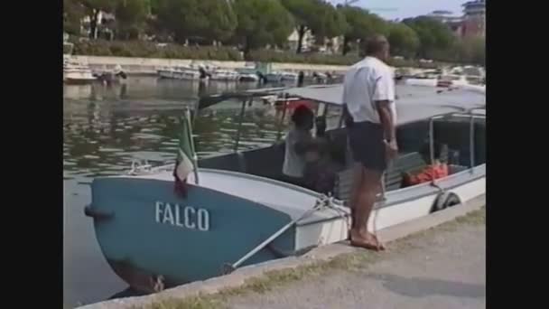 Włochy 1988, Łódź zacumowana w rzece — Wideo stockowe