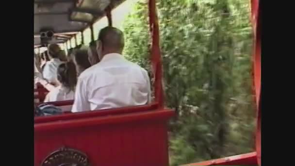 イタリア1989,イタリアのガーデランド遊園地内の人々 14 — ストック動画