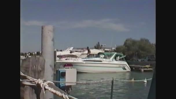 Италия 1988, Лодки пришвартованы на берегу реки По 2 — стоковое видео