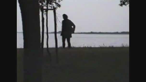 イタリア1989,湖による人間のシルエット — ストック動画