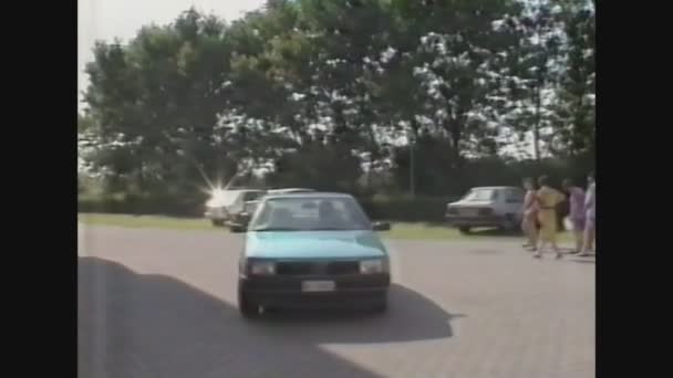 意大利，1988年，停车场的人 — 图库视频影像