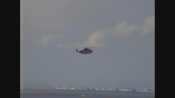 イタリア1989 、ヘリコプターは空を飛ぶ — ストック動画