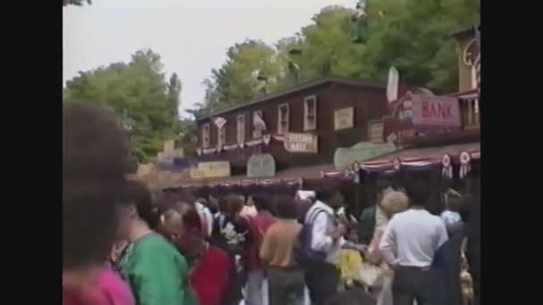 Itália 1989, Pessoas dentro do parque de diversões Gardaland na Itália 2 — Vídeo de Stock
