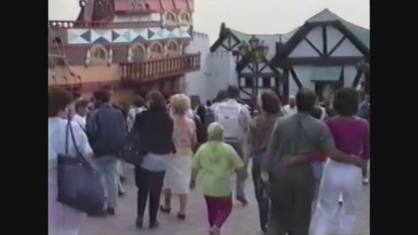 Itália 1989, Pessoas dentro do parque de diversões Gardaland na Itália 6 — Vídeo de Stock