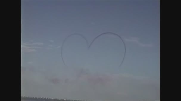 Itália 1988, Aerobatic air show desenhar um coração — Vídeo de Stock
