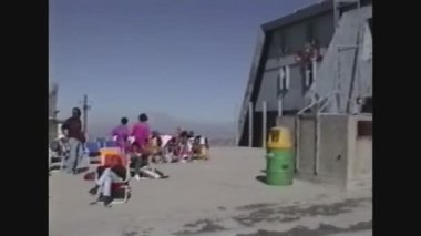 İtalya 1988, insanlar dağlarda güneşleniyor.