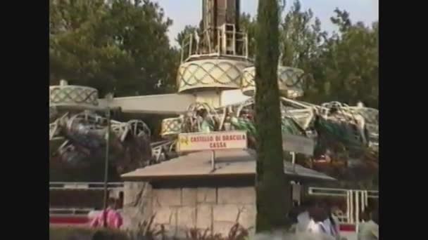 イタリア1989,イタリアのガーデランド遊園地内の人々 17 — ストック動画