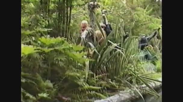 Italien 1989, Menschen im Vergnügungspark Gardaland in Italien — Stockvideo