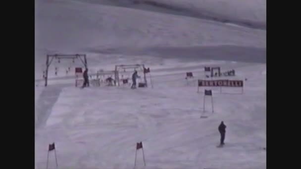 Italia 1988, Konkurrerende skiløpere på dolomittene 2 – stockvideo