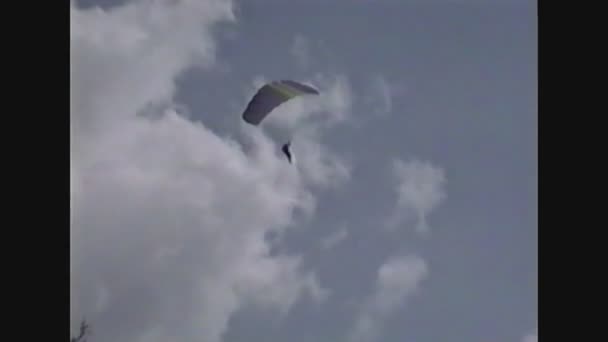 Italien 1988, Fallschirmspringer stürzt ab — Stockvideo