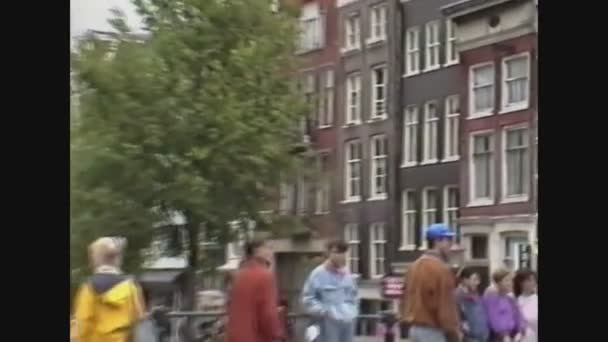 Hollande 1989, rue Amsterdam avec la circulation des personnes — Video