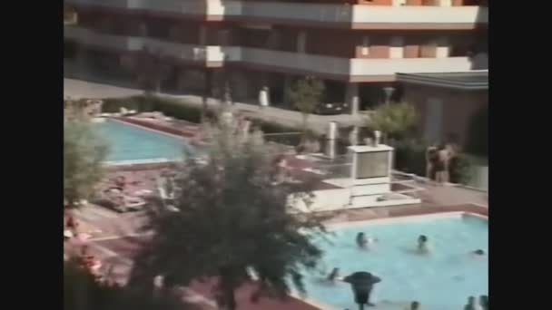 意大利，1988年，夏季住宅游泳池 — 图库视频影像