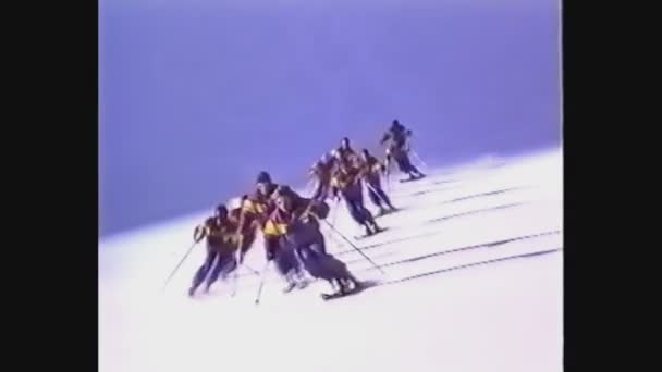 Italia 1988, Esquiadores acrobáticos en nieve 10 — Vídeo de stock