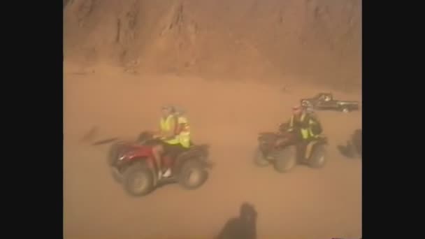 Єгипет 1988 р., квад у пустелі 9 — стокове відео