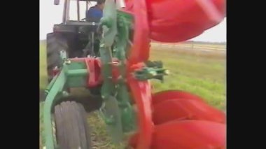 İtalya 1988, Traktör 2 tarlasını sürüyor