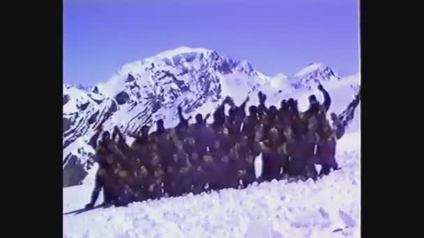 Italy 1988, Group of skiers posing — Stockvideo