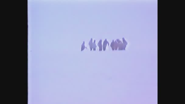 Itálie 1988, Skupina horolezců ve sněhu — Stock video