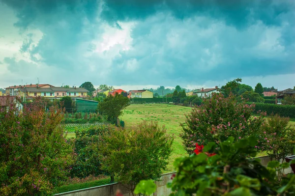 在暴风雨的天空下 夏日乡村的风景 — 图库照片