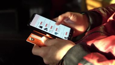 Akıllı telefon ve kredi kartı 4 ile online alım