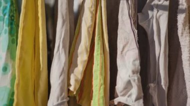 Giysiler kurumaya bırakılmış.