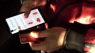 Akıllı telefon ve kredi kartı 5 ile online alım