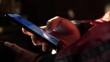 Akıllı telefon 2 'de Facebook haberleri kaydırılıyor