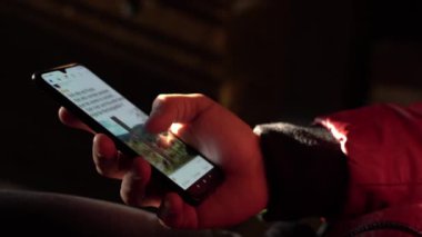 Akıllı telefondan Facebook haberleri kaydırılıyor