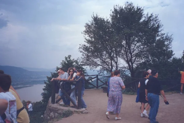 Ligne Frontalière Hongrie Septembre 1979 Groupe Personnes Sur Promontoire Rivière — Photo