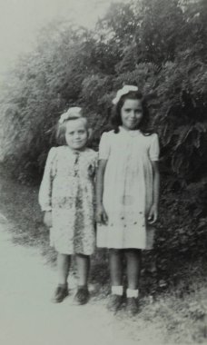 VILLANOVA DEL GHEBBBO, İtalya Nisan 1954: 50 'lerde fakir bir köyde küçük kızlar