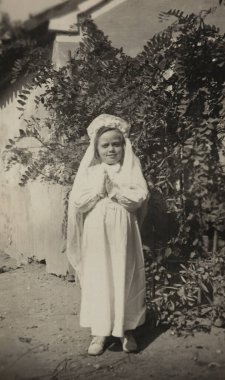 VILLANOVA DEL GHEBBO, İTALYA Nisan 1954: Genç kız komünyon ayini