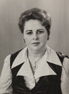 VILLANOVA DEL GHEBBBO, İTALYA Nisan 1954: 50 'lerde taranmış saçlar