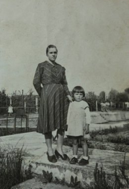 MİLAN, İTALYA 2 EKİM 1951: 50 'lerde büyükanne ve çocuk