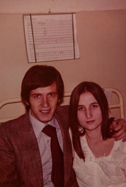 MILAN, İTALYA 25 NİSAN 1973: 70 'lerde birkaç genç