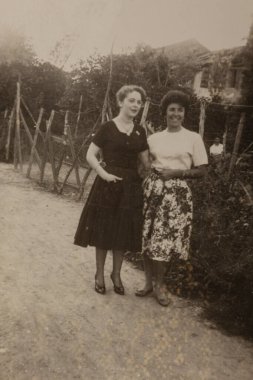 MİLAN, İTALYA 2 HAZİRAN 1954: 50 'lerde kırsal kesimde bir kadın